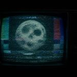 Local 58: No Mires la Luna — El Canal que Transmite el Fin del Mundo