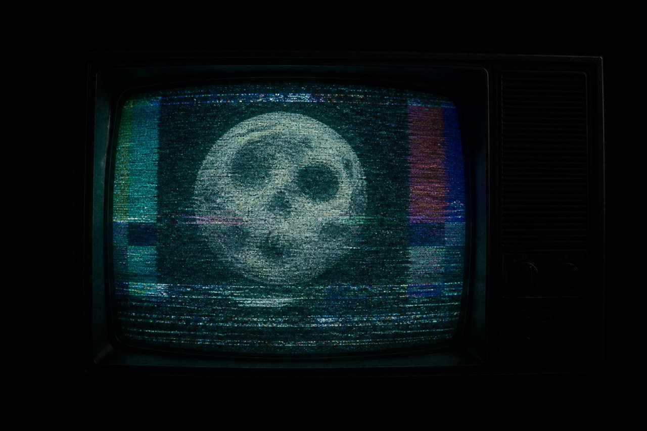 Local 58 — televisión analógica con luna en la estática
