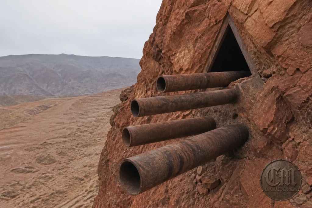 Tuberías de hierro en la montaña Baigong, Qinghai China — La Calle del Miedo