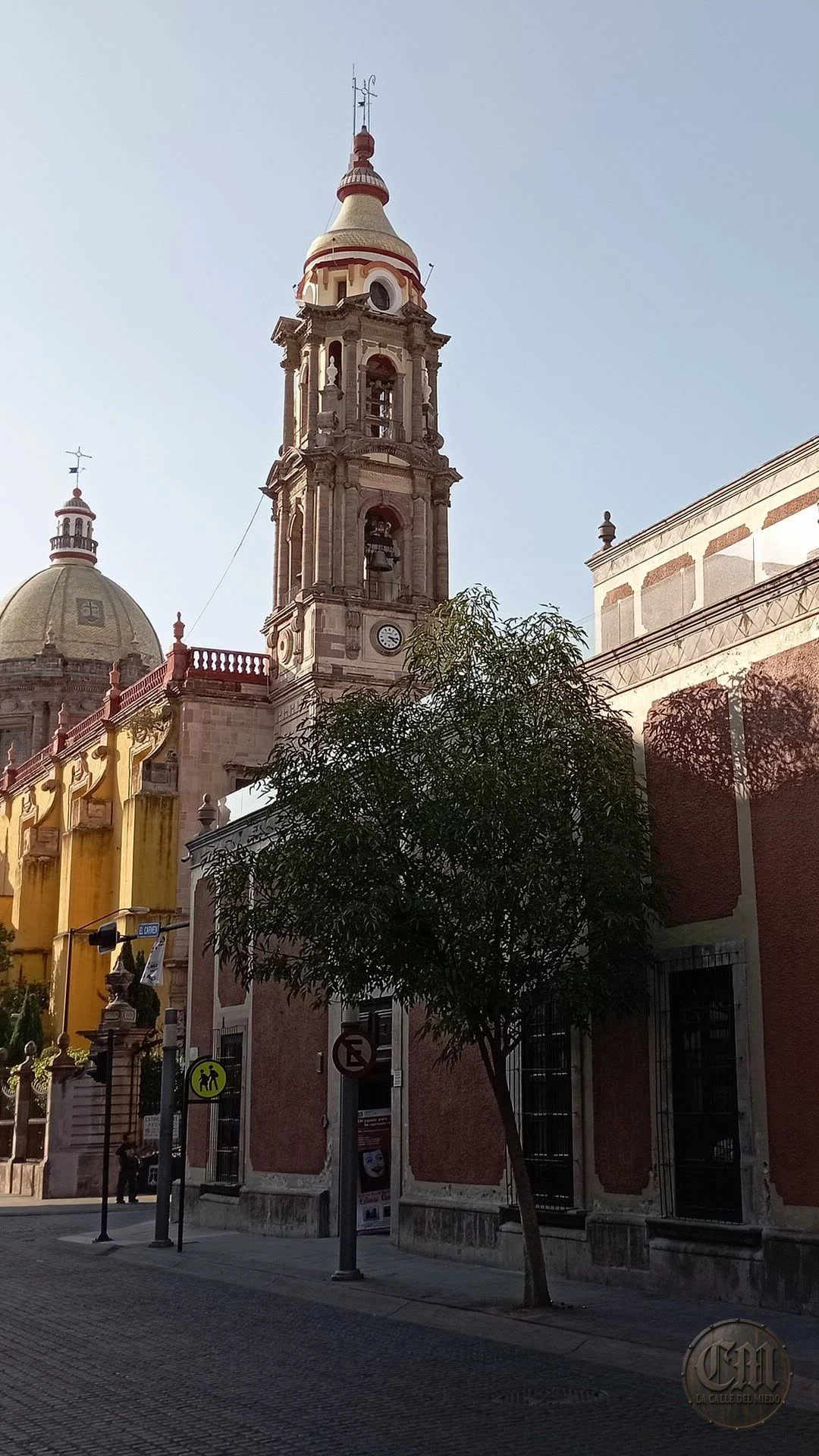 Templo del Carmen visto desde la calle Madero, Celaya, cerca de Aztecas y Obregón
