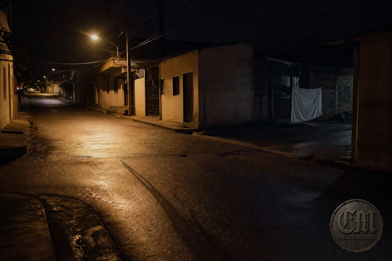 Calle vacía de madrugada, recreación del tramo donde se oyen tacones y no hay nadie