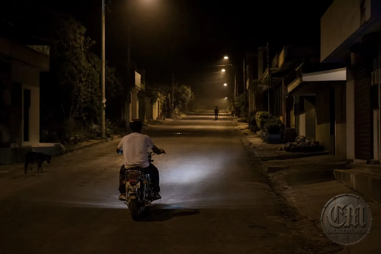 Motocicleta de noche en un pueblo centroamericano, recreación de la noche de Claudia Carrillo