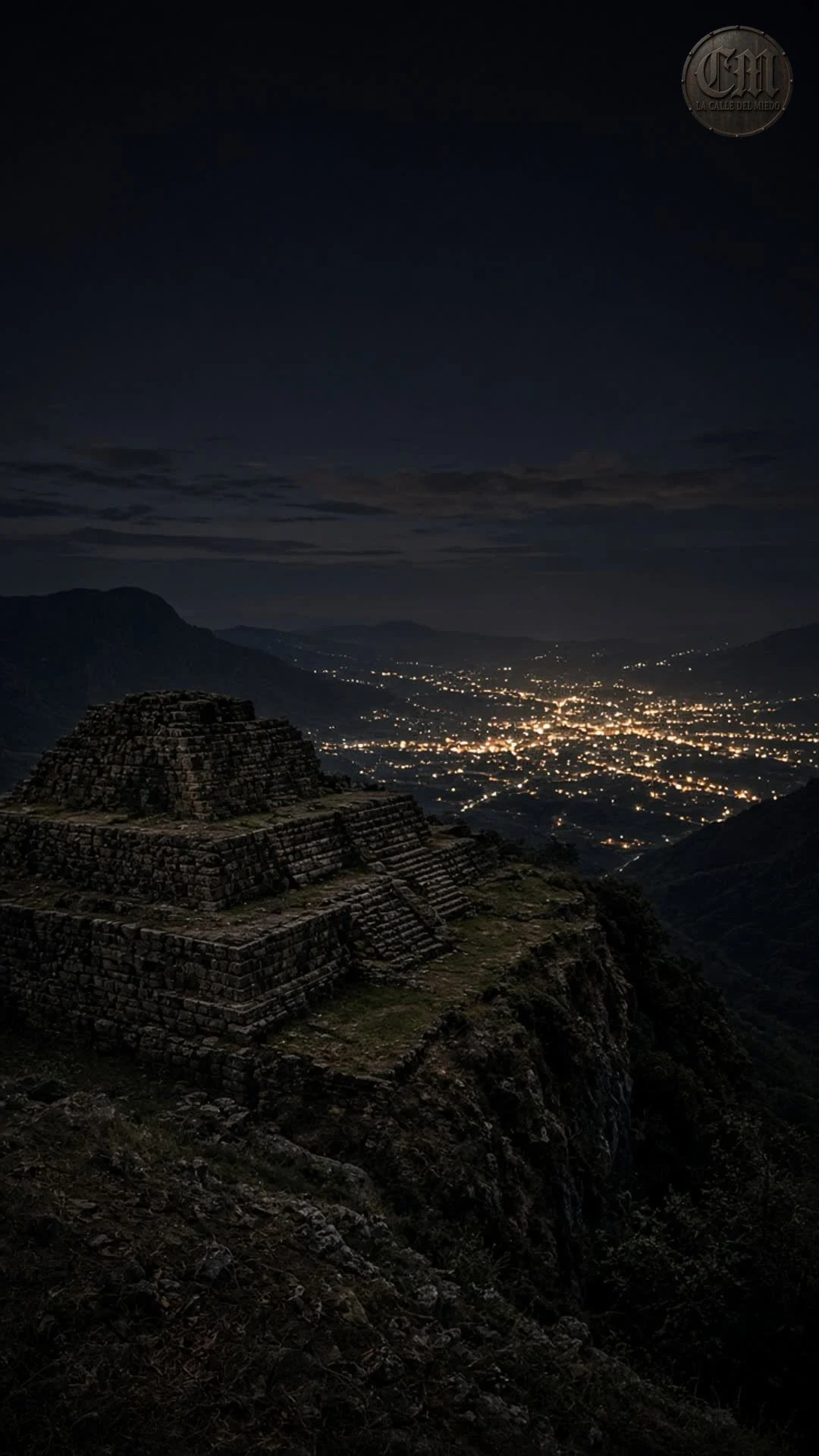 Tepoztlán de día: el valle, las casas abajo y el cerro Ehecatépetl a plena luz, con el pueblo al pie.